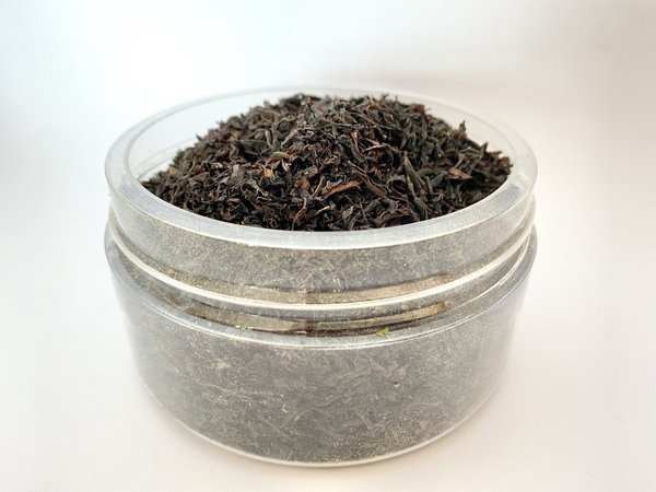 Zertifizierter Bio Hanfblüten CBD Tee Mischung mit schwarzem Tee und Cardamon
