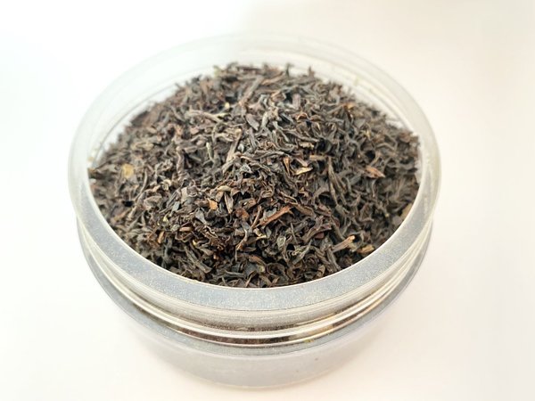 Zertifizierter Bio Hanfblüten CBD Tee Mischung mit schwarzem Tee und Cardamon